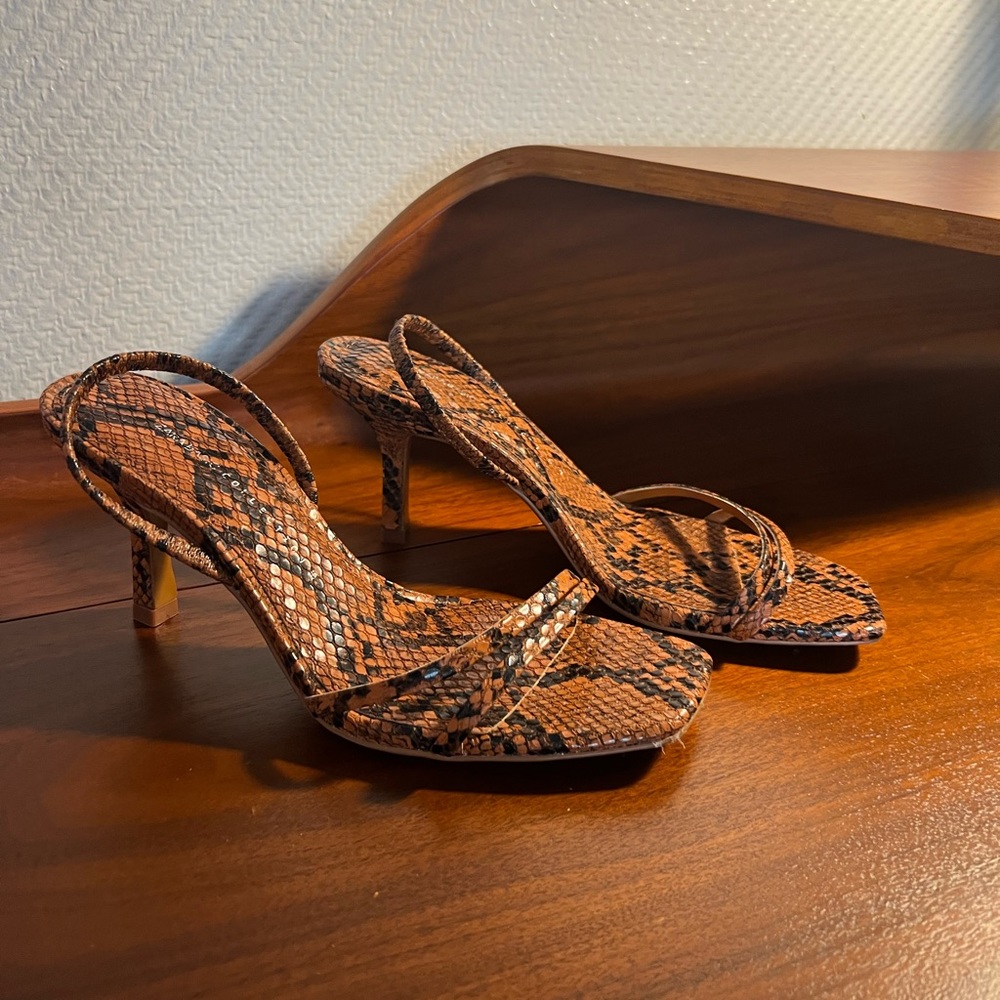 Strappy low heel sandal in croc rust color